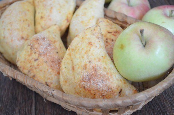 Яблочные пирожки с сырной основой