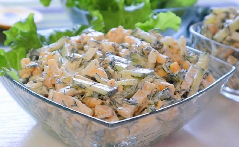 Лёгкий салат без мяса с кукурузой и сыром для вечернего ужина