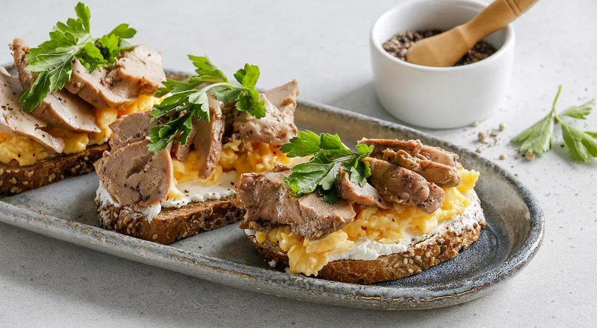 Нежные бутерброды с печенью трески и творожным сыром: быстро и вкусно
