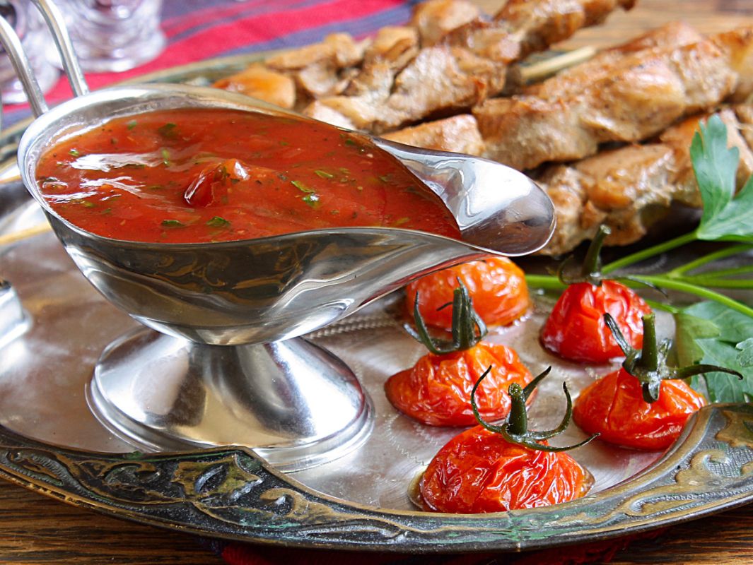 Как приготовить идеальный соус для мяса: домашний рецепт, который заменит кетчуп